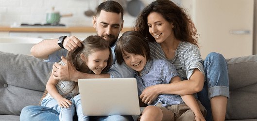 Boldog család egy laptop előtt